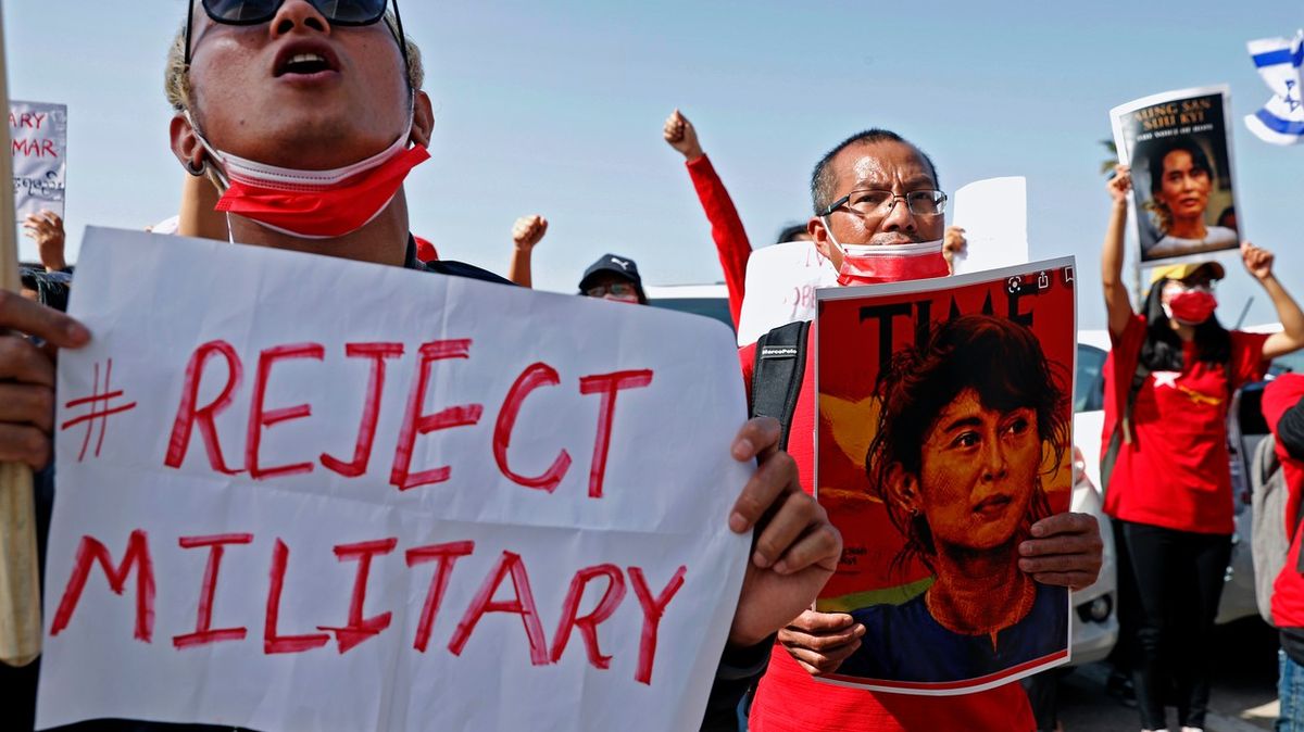 Su Ťij zůstává ve vězení. Spekuluje se, že ji armáda obviní z velezrady